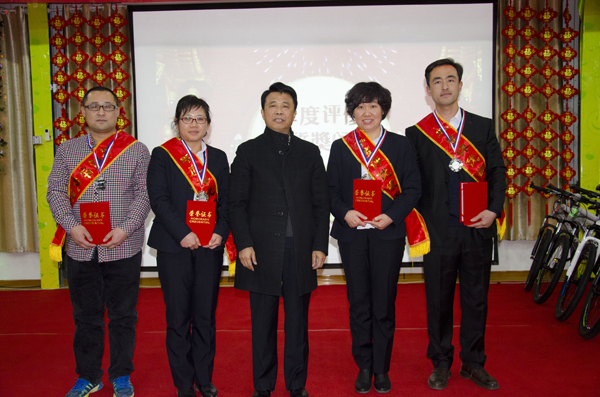 集团董事长王新平为2016年度“银质奖”获得者颁奖